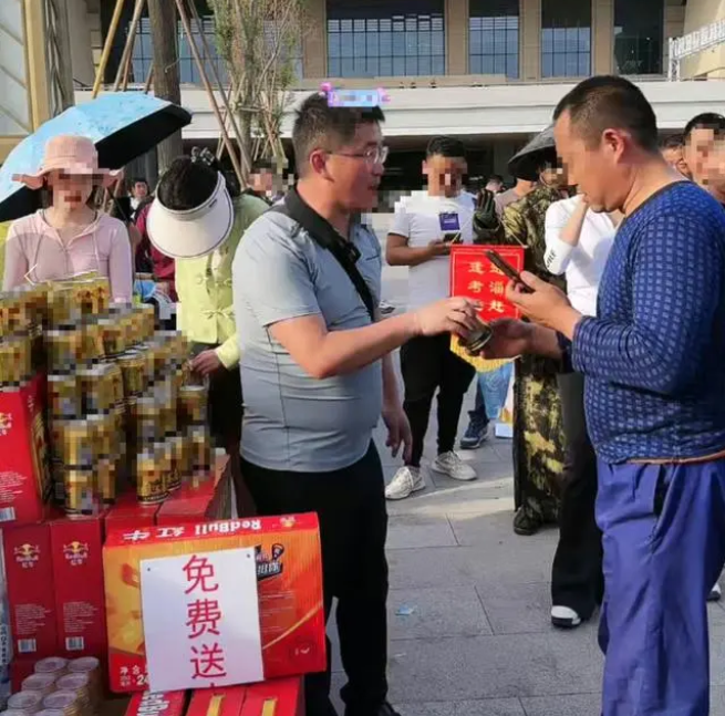 淄博火了，很多人送水蹭热度。