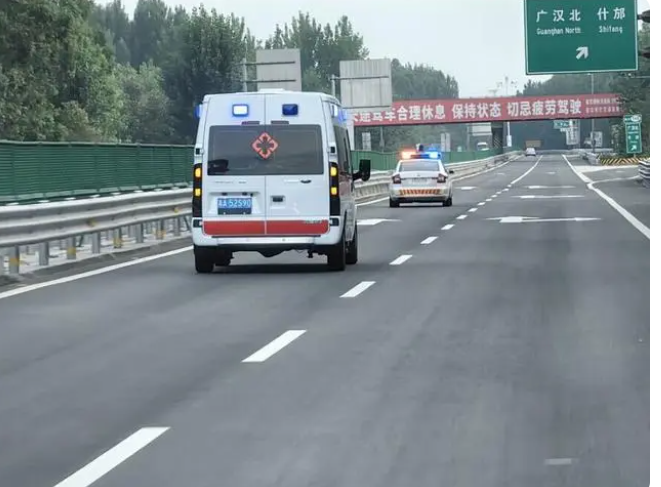 成都绕城高速封了，为青海六岁男童开辟生命通道。