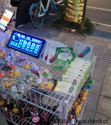 广场送气球做微信辅助，50岁大妈副业日赚100元。
