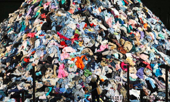 回收旧衣服一年赚200万，怎么销出去？其实都有方法的。